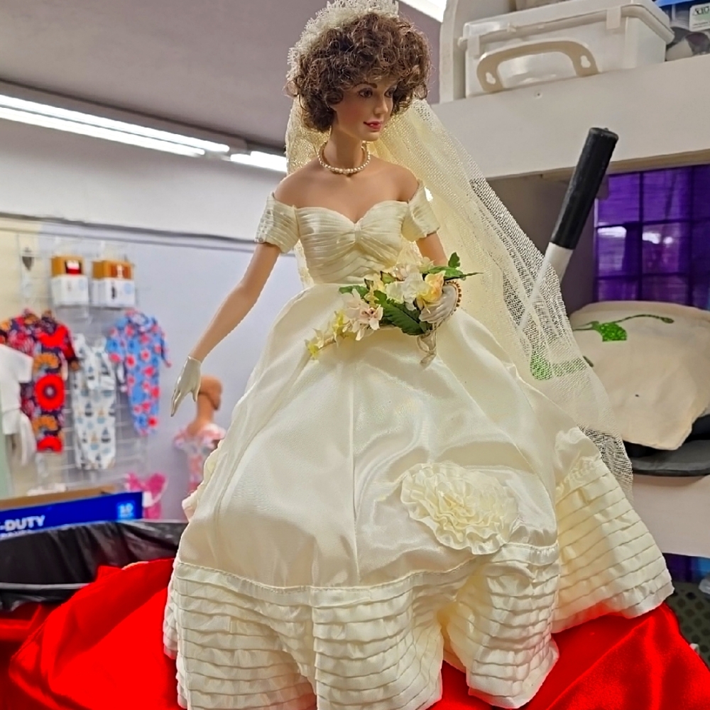 Franklin Heirloom Bridal Doll. Jaqueline Kenndy.